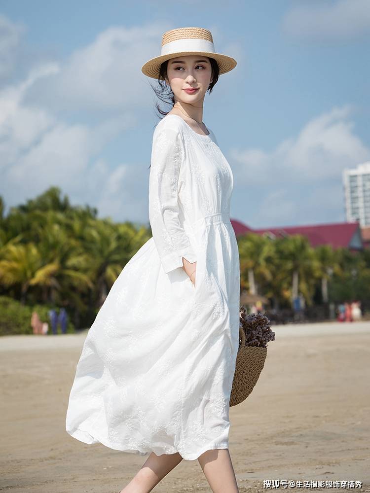 淑女要穿宽松休闲的白色纯棉绣花连衣裙,生活摄影艺术美_手机搜狐网