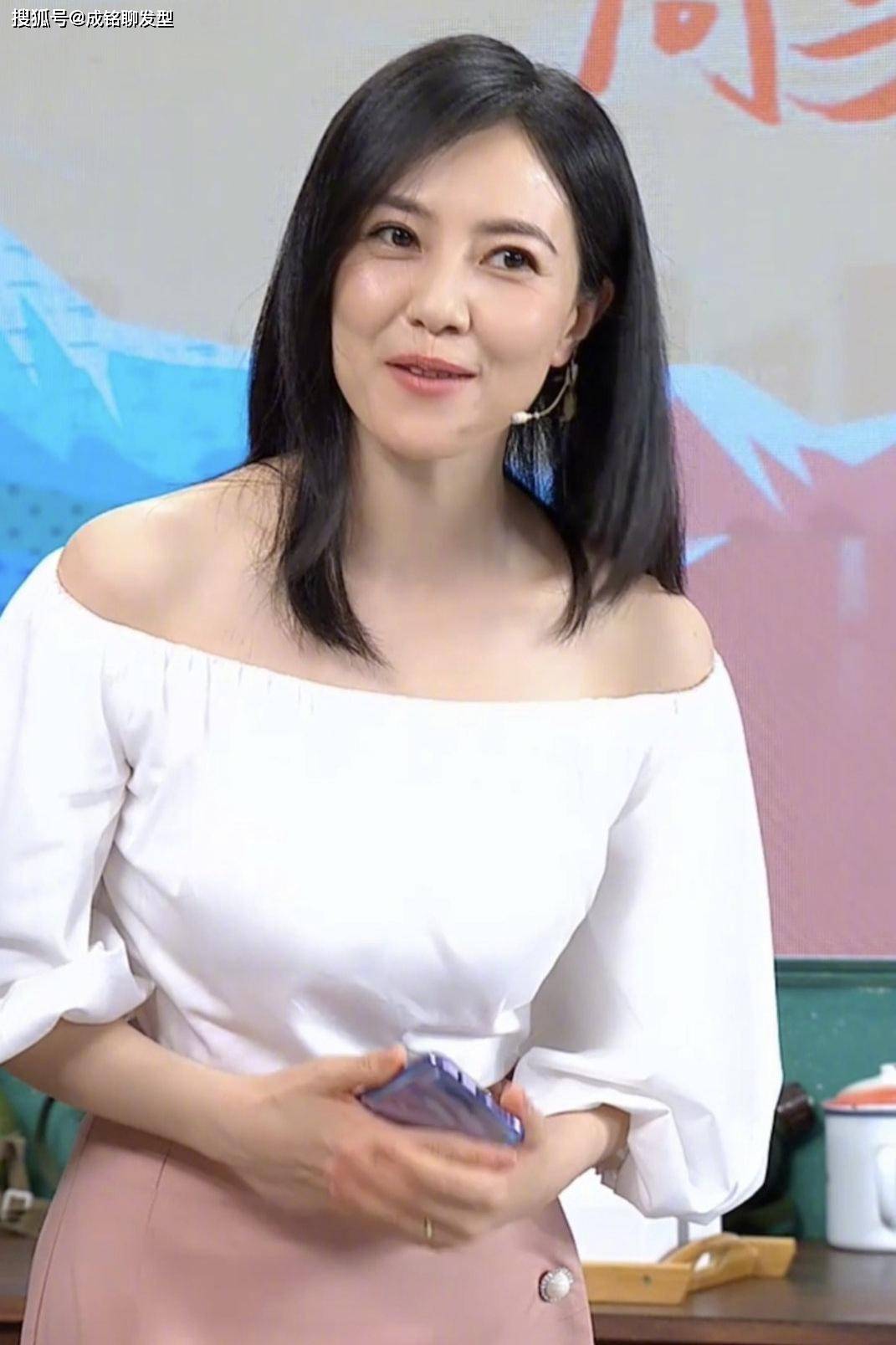 高圆圆还是老了!穿一字肩上衣现身直播间,皱纹明显但气质满满