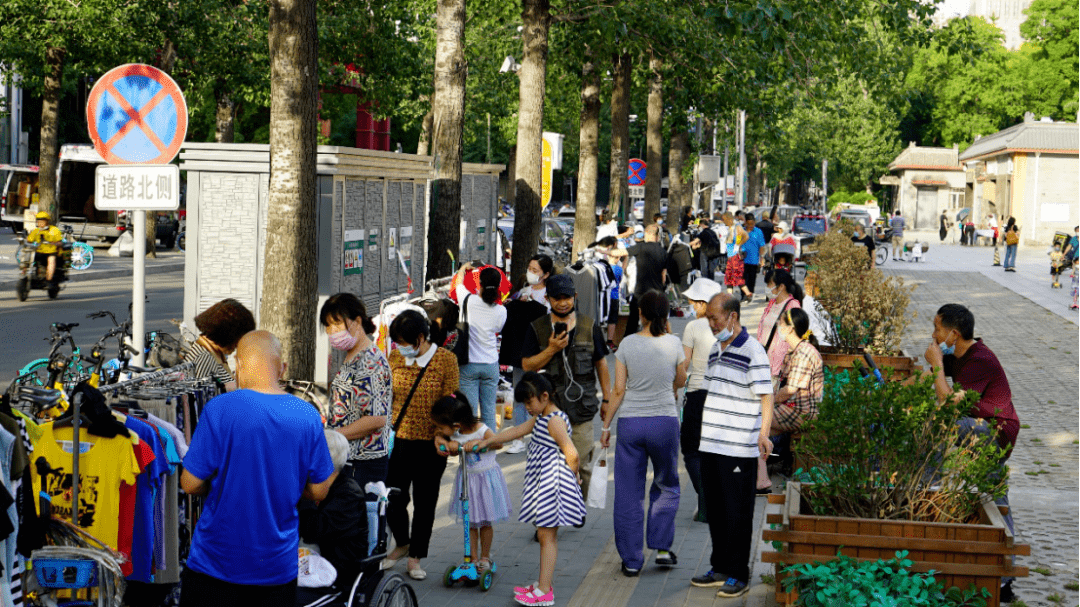 在北京擺地攤的人:從商場搬到路邊,一斤棗比店裡便宜近一半