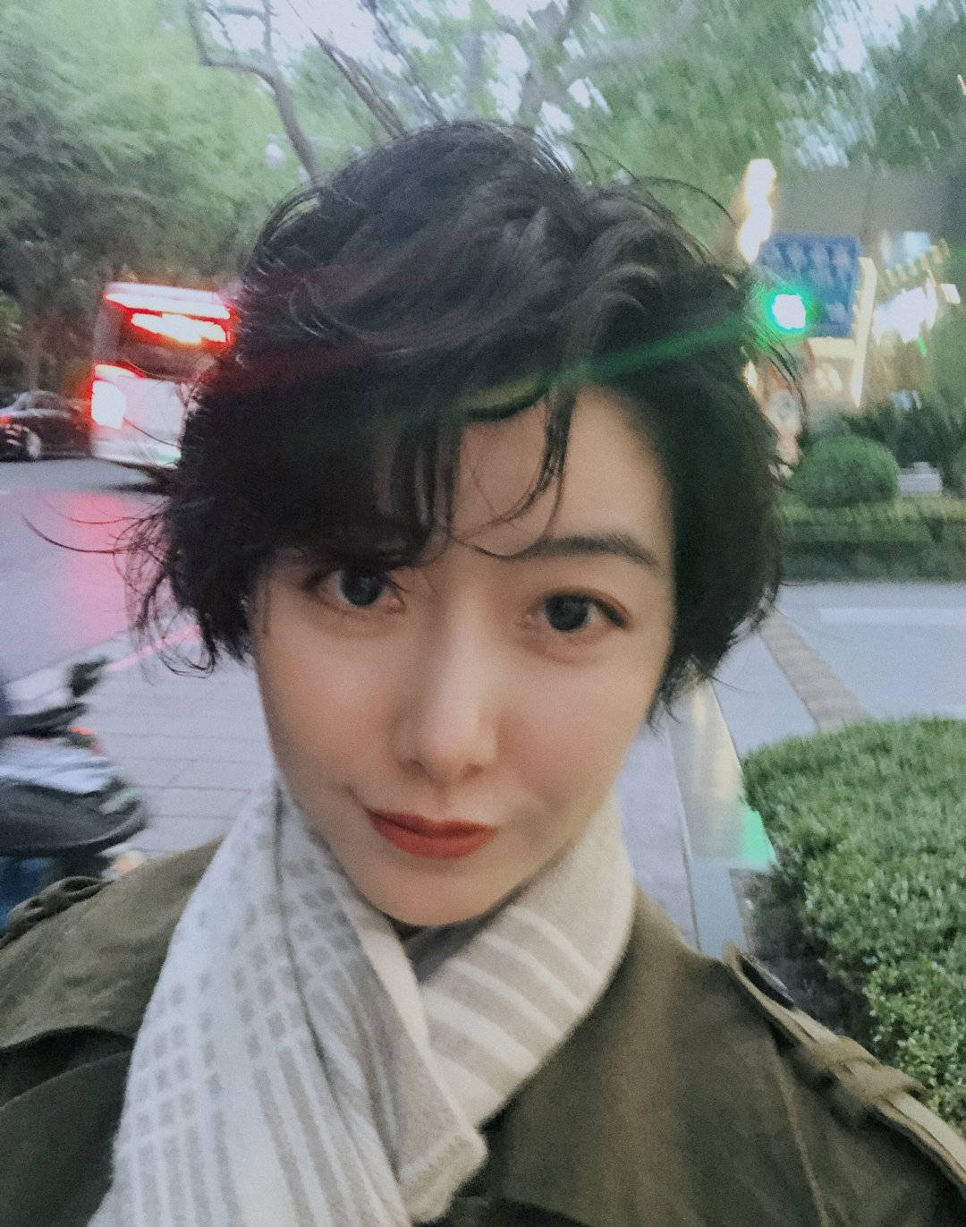 搜狐娱乐讯 6月5日凌晨,李亚鹏女友susie更新社交平台动态,晒出一组去