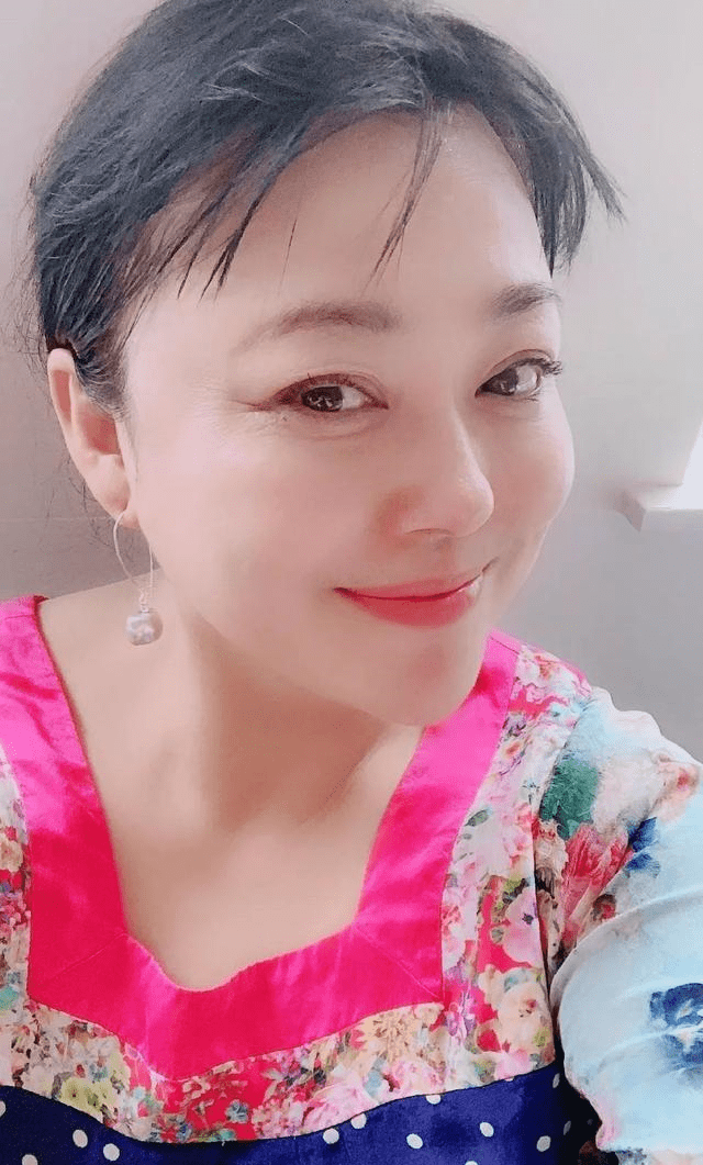 情路坎坷的李菁菁:49岁退出娱乐圈,开公司当单亲妈妈活得精彩