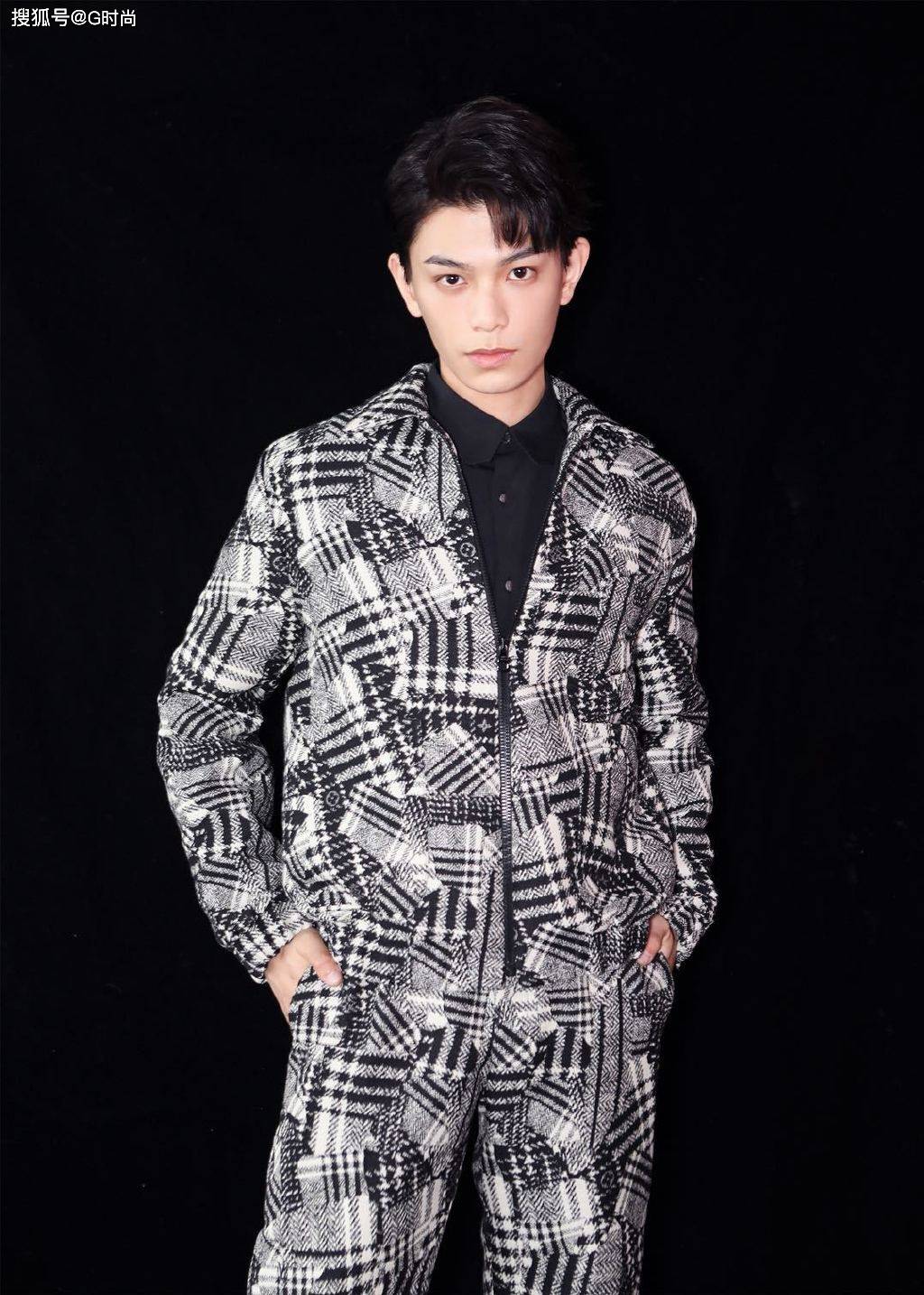 韩烁黑色衬衣搭配拼色套装设计感十足尽显修长身形