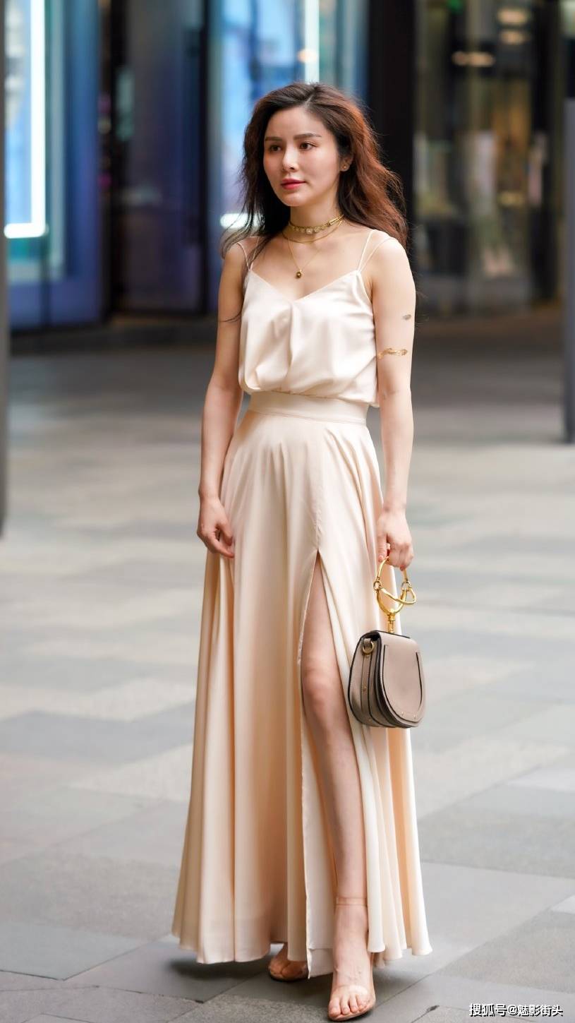 美女穿两件套裙子,搭配一字带细跟凉鞋,穿出优雅唯美的时尚效果_手机