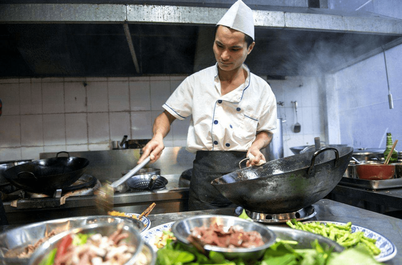 民间故事:厨子做饭撂挑子,争来名号"大师傅"