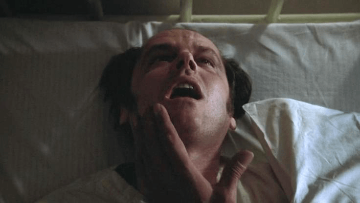 电影中的手术则成了一种隐喻,就像《飞越疯人院》里被切除额叶的麦克