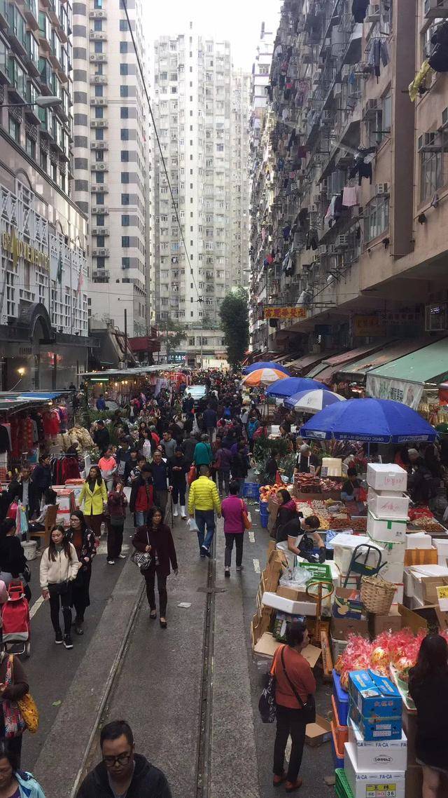 坐着叮叮车到处游逛,路过北角菜市场,会发现满大街摆在档口门前的水果