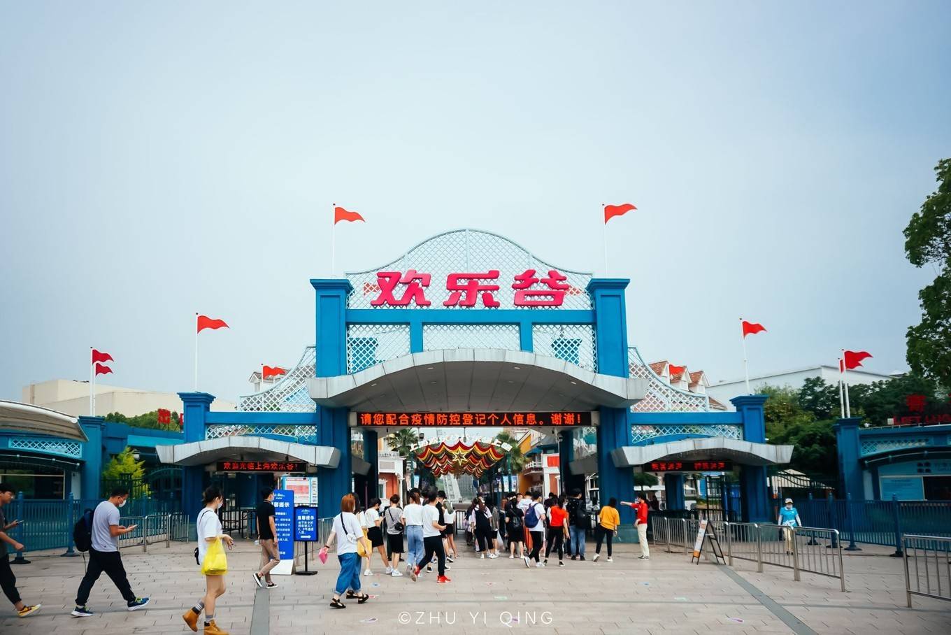多彩的游玩景区,其中游乐园最为出彩,而作为上海老牌游乐园中的经典