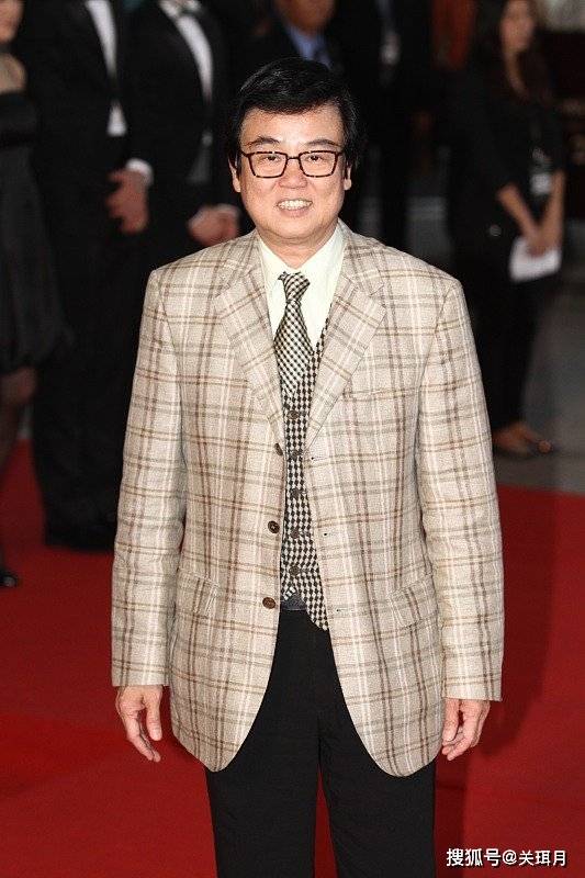 74岁的《开心鬼》主演黄百鸣,与美女同框自拍,晒腹肌6块