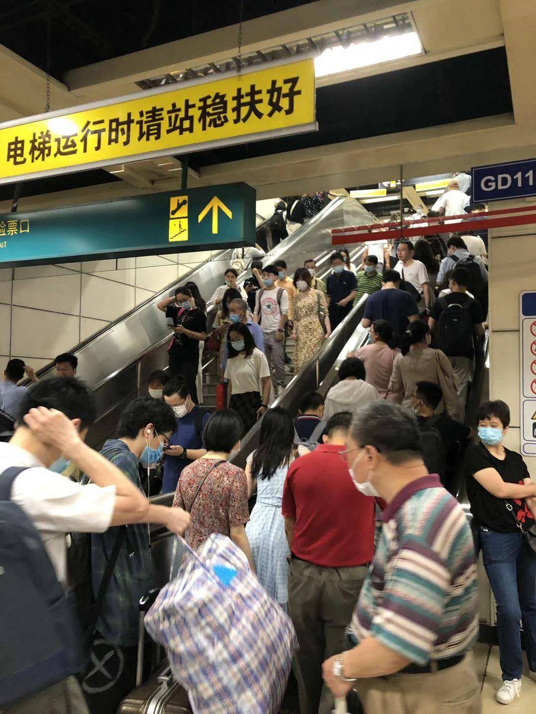 沪地铁1号线早高峰故障超1小时._上海