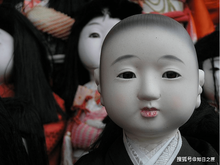 据说还有一个很诡异的传闻,就是神社之中有一个"头发会变长的娃娃"