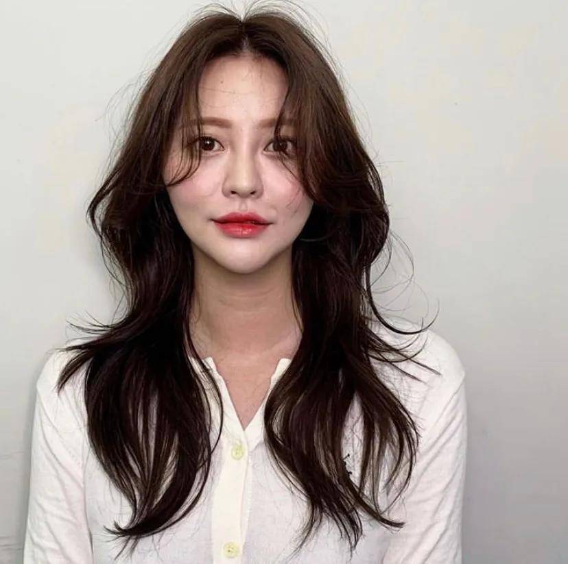 头发微卷显发量,几乎适合每个年龄阶段的妹子