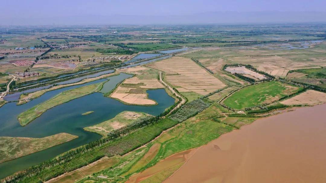 蜿蜒曲折的黄河赋予了宁夏平原上大面积的绿色,滋养着五千年华夏文明