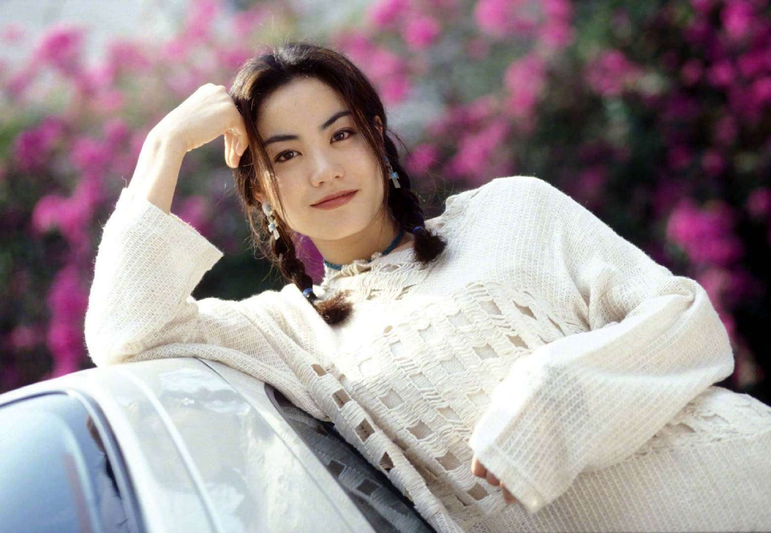 近日王菲的一组年轻美照曝光,身穿米色镂空毛衣,扎着麻花辫,浓眉大眼