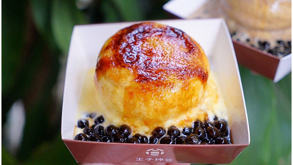 淋上满满卡士达布丁酱并洒上糖粉,再以喷枪炙烧到微焦,现场就能闻到