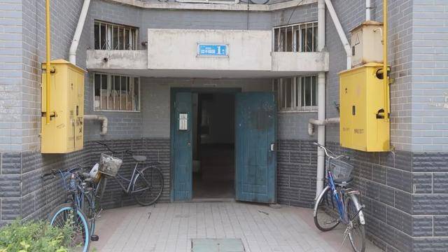 小区单元防盗门形同虚设,居民安全无保障