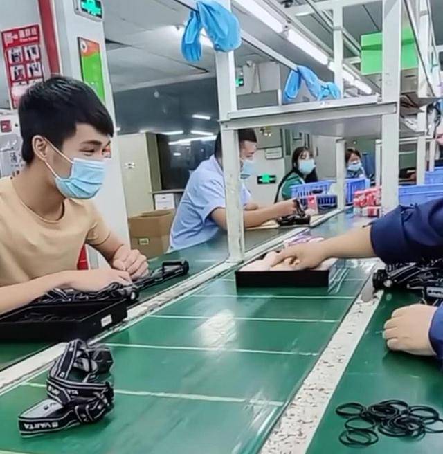 深圳某工厂:新员工站成一排等待培训,打工不容易,说出来都是泪
