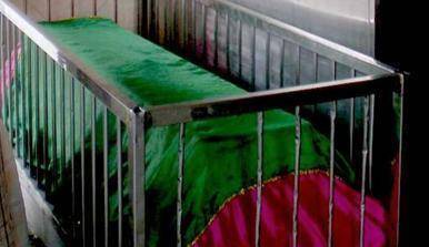 原创佩服印度人的脑洞墓地餐厅生意火爆坐棺材边吃饭还要排队预约