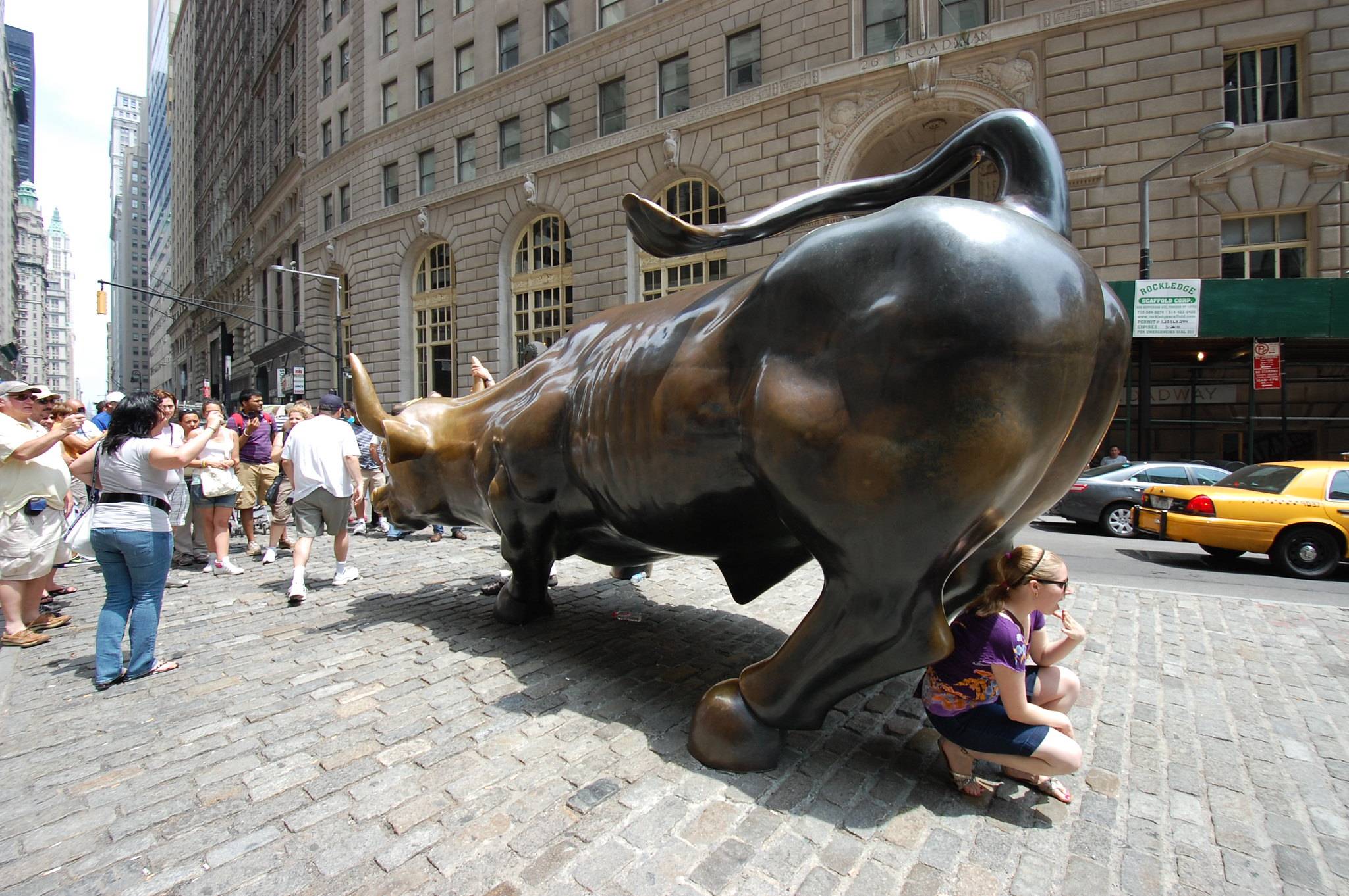 游客们甚至连华尔街的金牛雕像也不放过,牛的特殊部位已经被摸到发亮