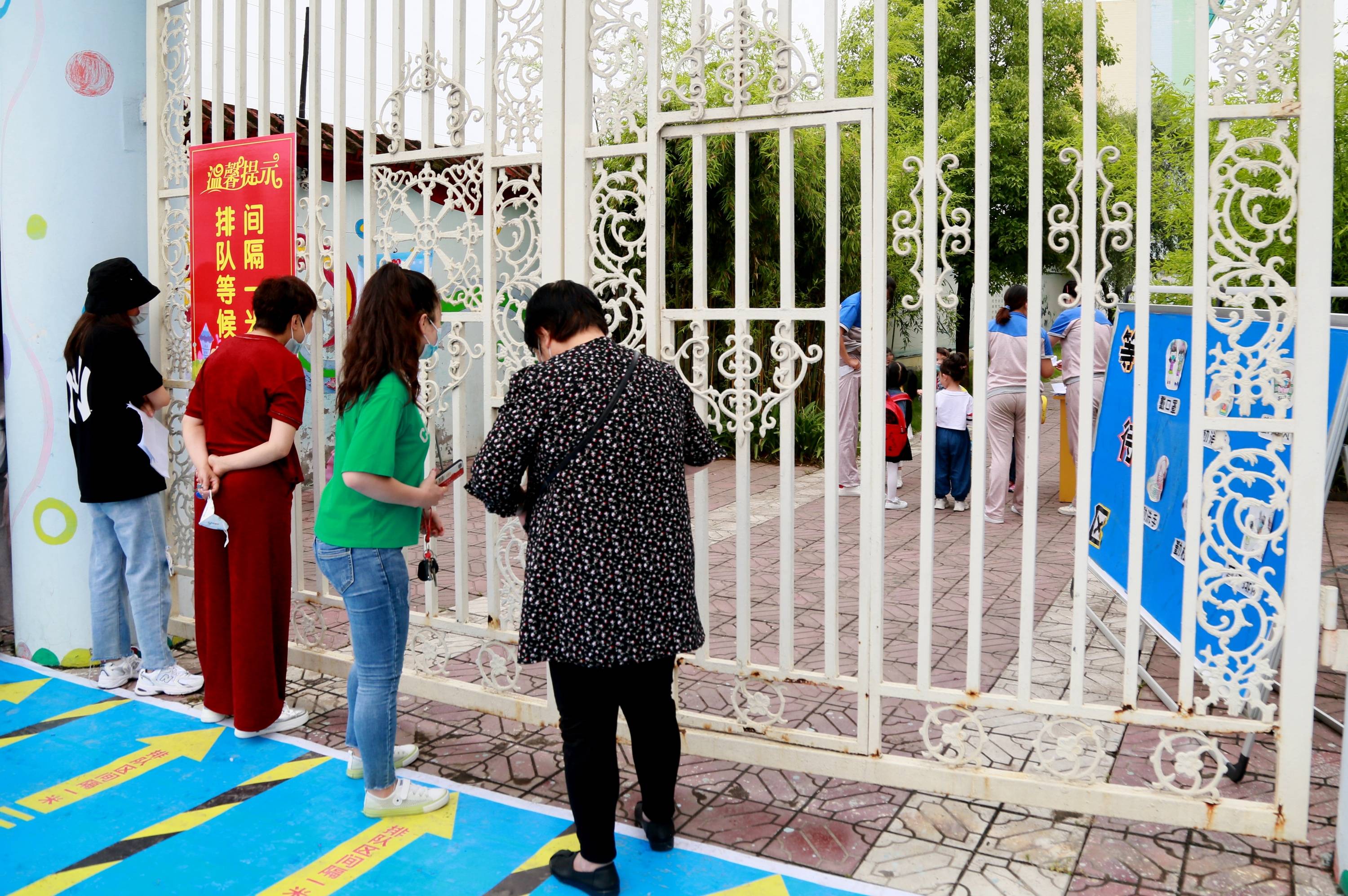 萌娃开学日,安康铁路交警撑起入学"安全伞"_幼儿园