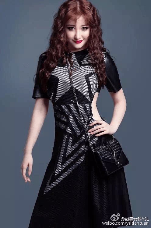 微笑影视董事长张亦菲:微笑女孩ysl首播上话题榜热搜