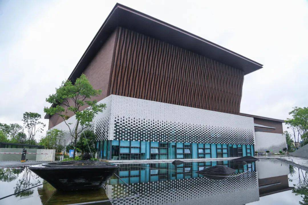 首页 国内 龙游博物馆坐落于城区灵山江畔,与国家4a级景区民居苑,鸡鸣