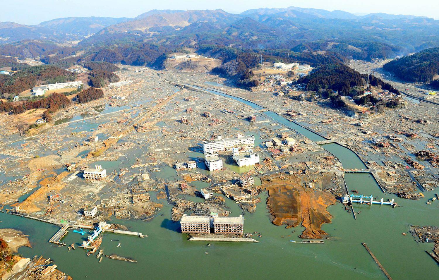 海嘯席捲日本多地,造成大量人員傷亡和極大經濟損失,是堪稱日本歷史上