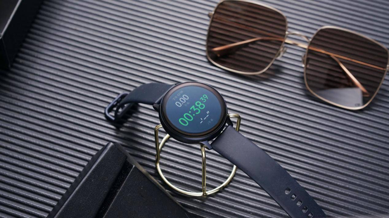 其中,華為watch gt 2e與佳明vivoactive 3的錶盤信息最豐富,錶盤頁面