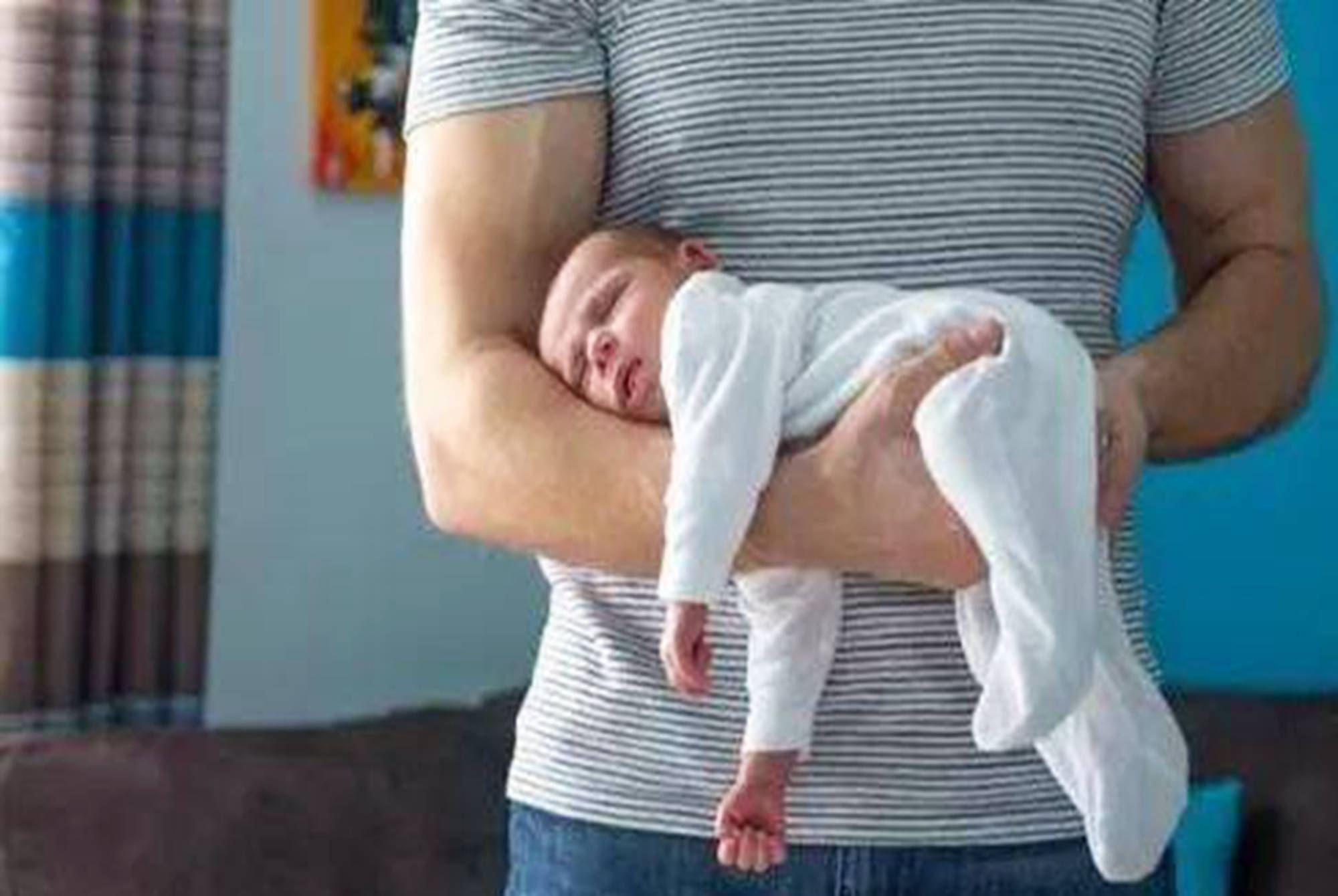 新手爸爸抱娃,网友直呼:像偷地雷,这两种错误抱法一定要避开