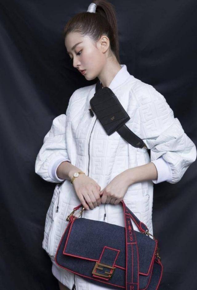 乔欣帅气写真照出片了,下衣失踪秀小鸟腿,高马尾清爽迷人