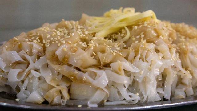 初次吃的陈村粉,便是酱油为底,摆上卷成一小段一