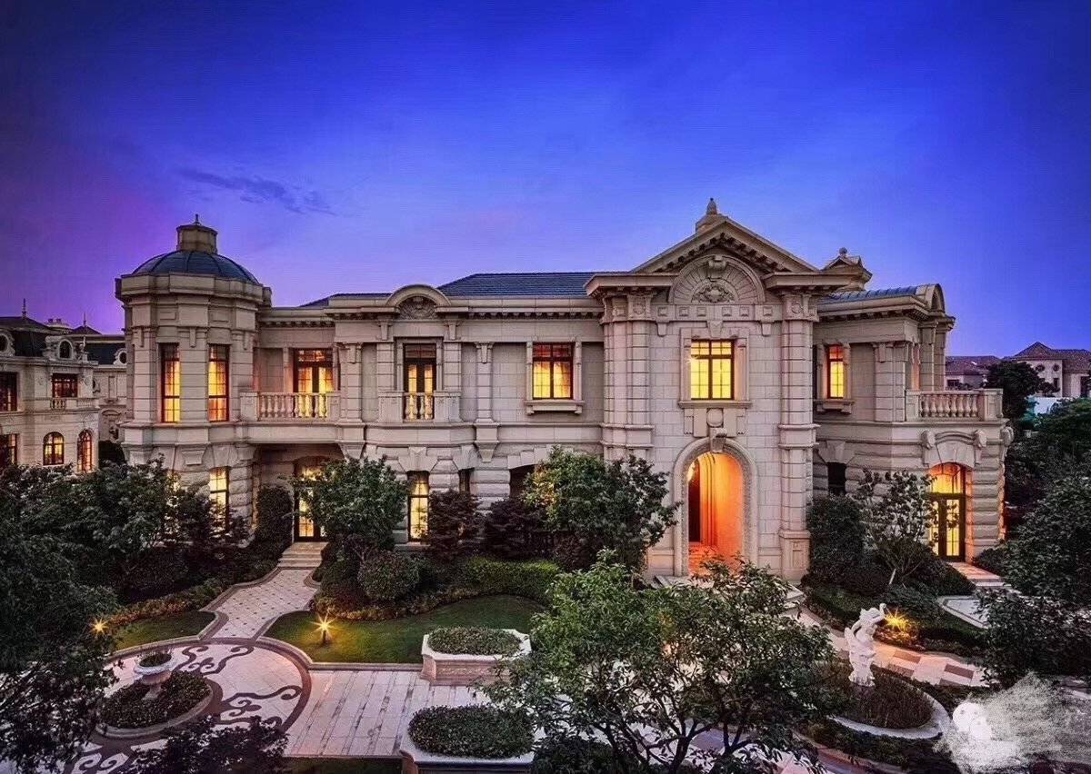 位于上海市虹桥路西郊宾馆的西侧的豪华别墅,该建筑风格以英国,法国