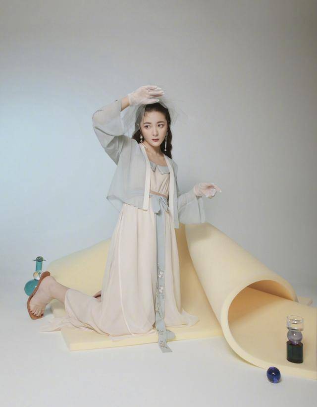 原创假小子徐娇长大了,自创汉服品牌,汉服改良后这样穿太美了