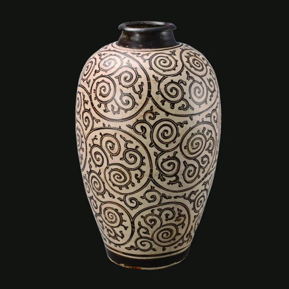 吉州窑褐彩卷草纹瓷瓶 宋 南京市博物馆藏