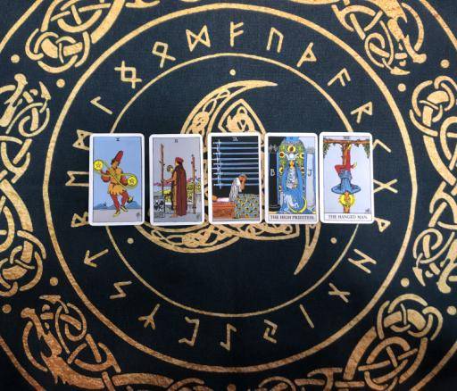 星币二和权杖二和宝剑九和女祭司和吊人