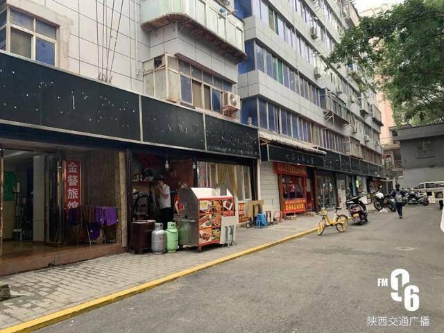 西安一街道多家店铺门头变黑白,市民:有点瘆人