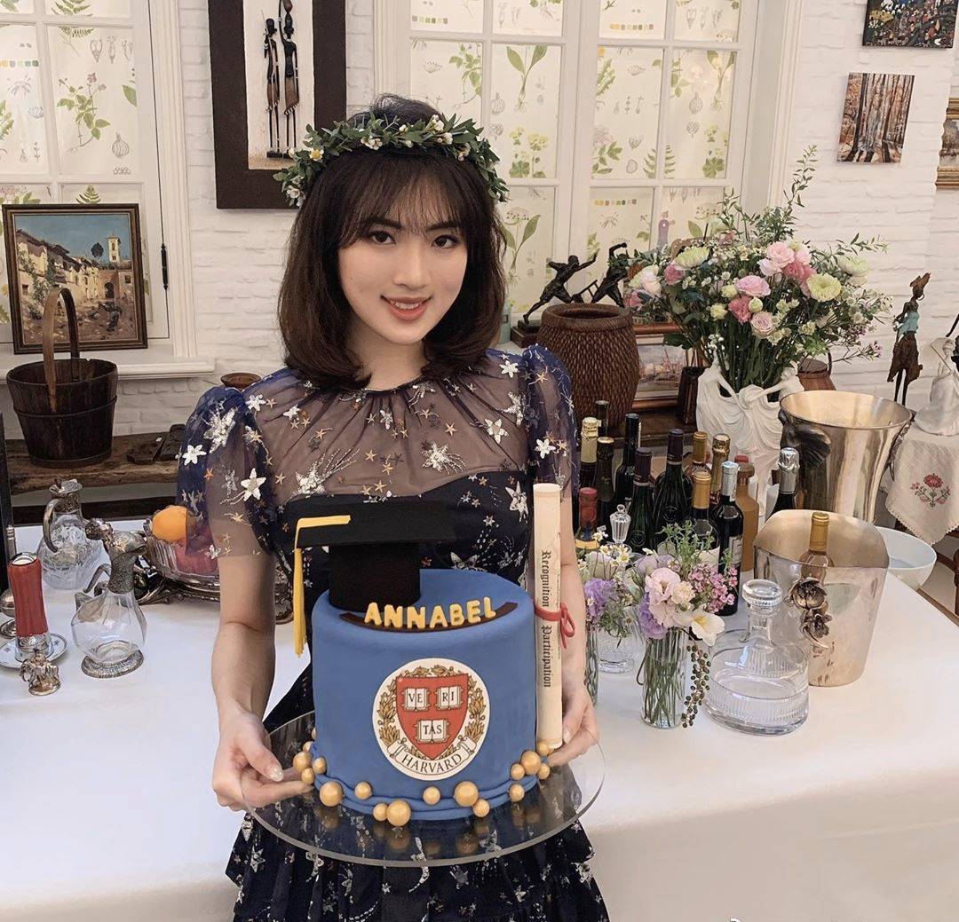 毕业于哈佛大学,可见她的实力,作为企业的千金大小姐,姚安娜本人长得