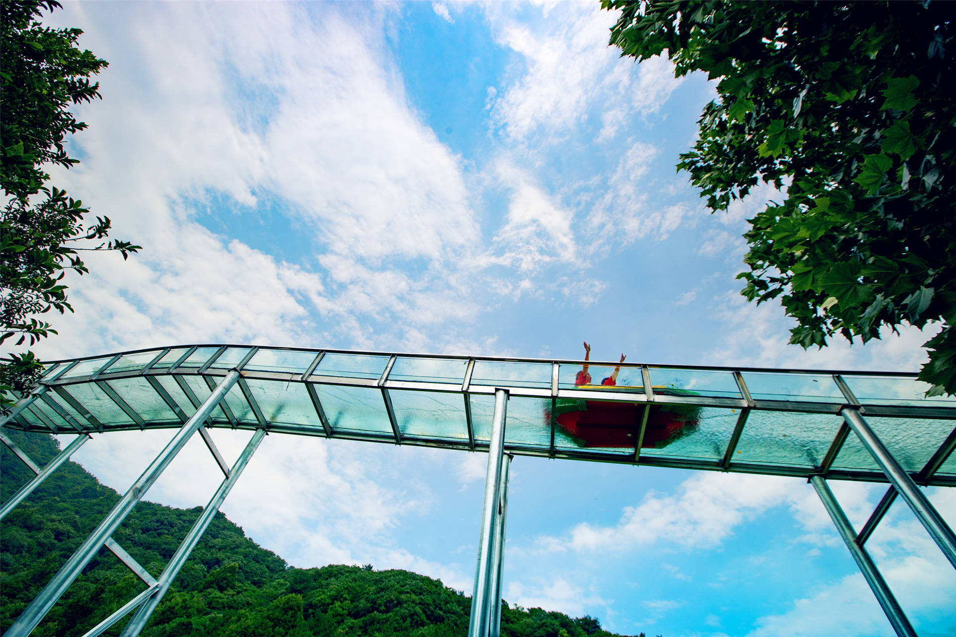 木兰天池玻璃漂流在云海,林海及花海中