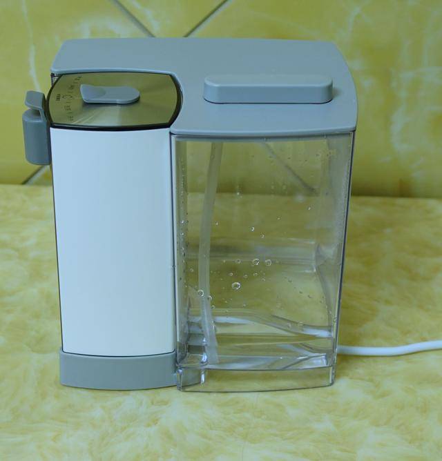 水箱的盖子和水导管,既可为饮水机供水,也可防灰尘,异物掉落进水. .