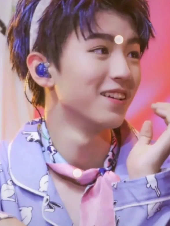 有种酒窝叫王俊凯的酒窝,别人都在嘴角处,他却在脸颊上