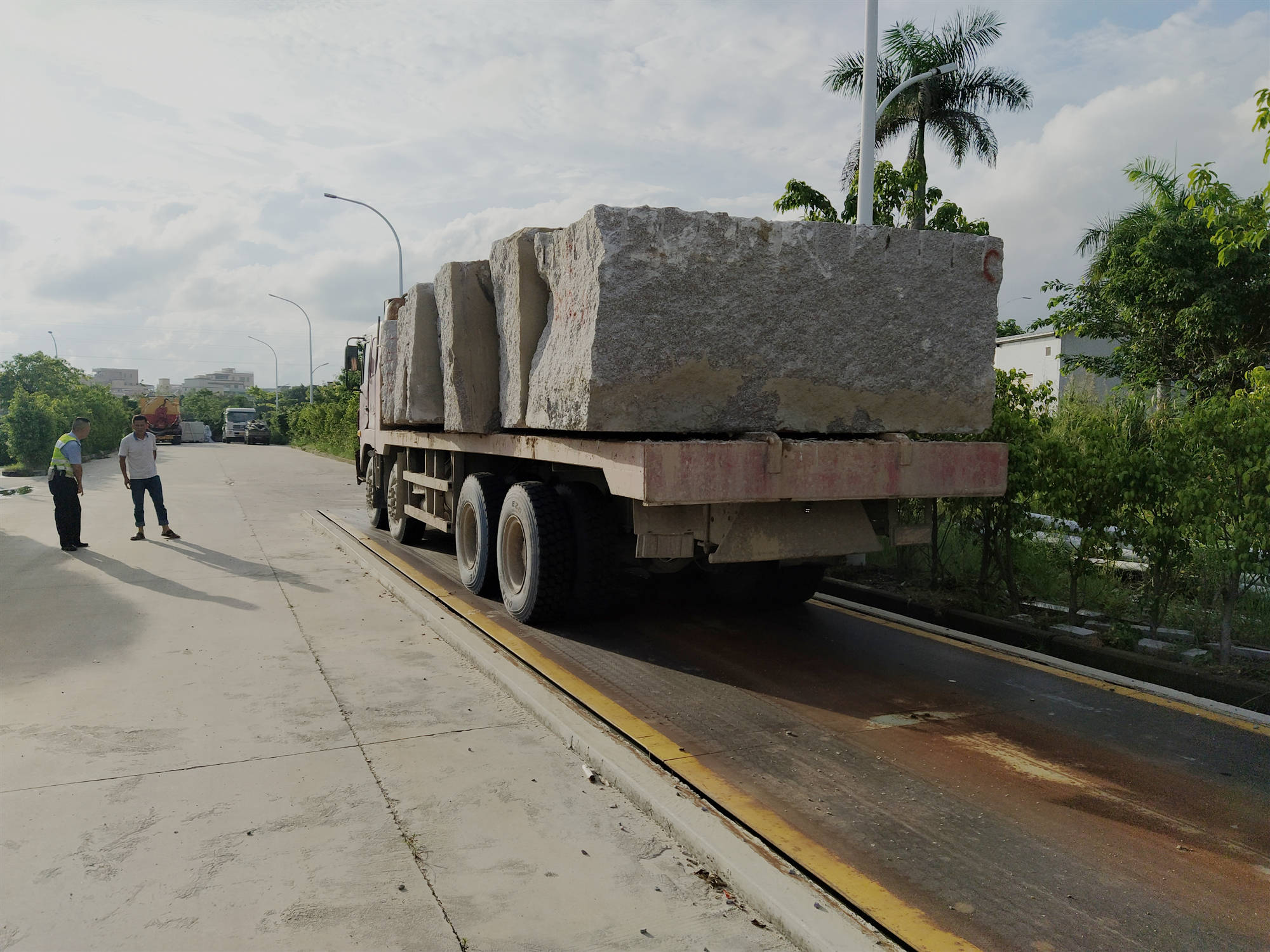 四轴货车竟拉六块巨石惊险准百吨王超限203严查