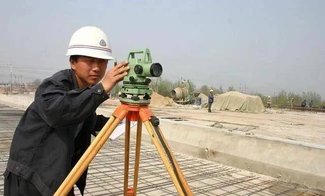 工地上技术员, 一般都拿着5000工资, 干着1万的工作, 你也是吗?_施工