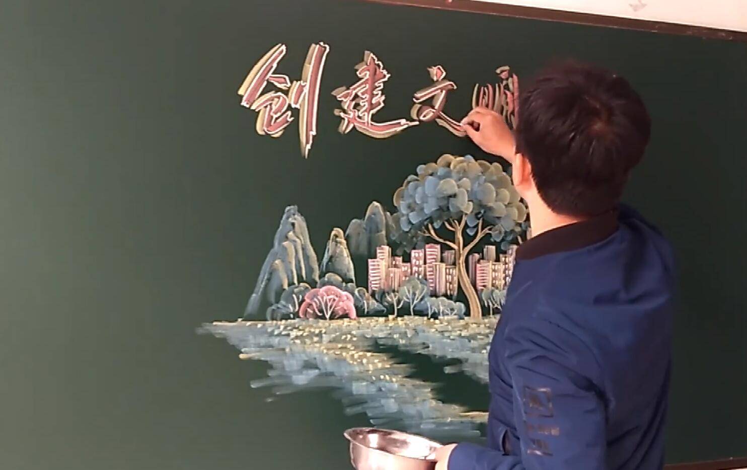 学校教师画黑板报,粉笔画让人称赞,绘画水平达到专家级别!