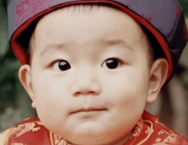 易烊千玺小时候的眼睛还是比较深邃的,感觉眼里有星星一样很有霸道