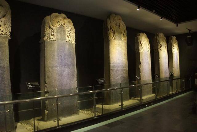 这块石碑上其实就是刻着尉迟敬德的墓志文,一共有50行字,用楷书写成