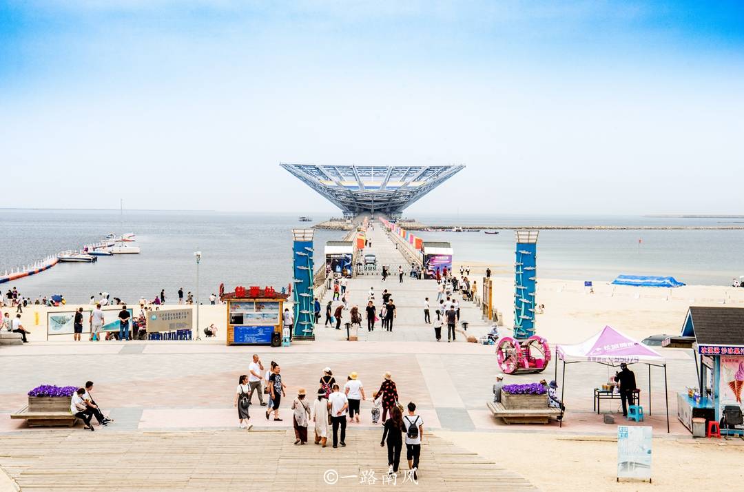 旅游攻略:高铁鲅鱼圈站距离山海广场大约十分钟车程.