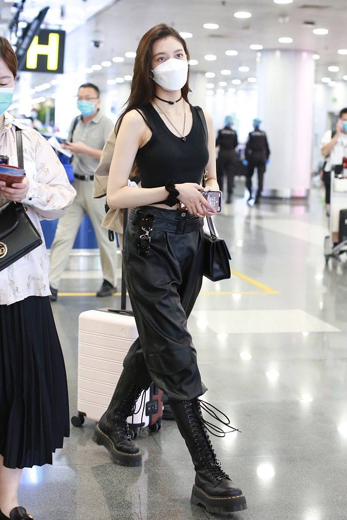 宋妍霏穿黑色背心秀好身材单手插兜随性撩发酷劲足