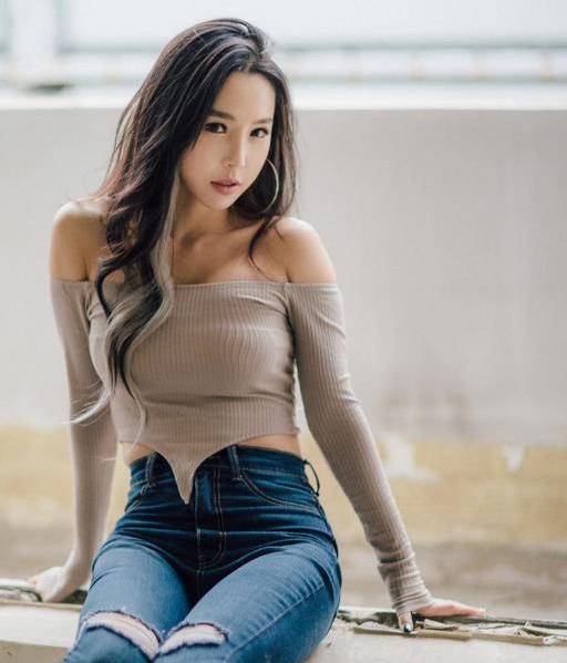 原创小姐姐紧身牛仔裤,凸显身材玲珑有致,全身散发迷人女人味!