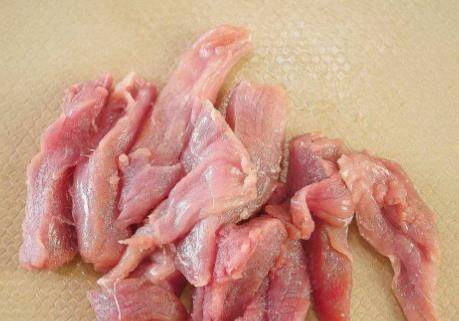 1个鸡蛋半斤猪肉教你自制火腿肠弹牙细腻无添加吃着更放心