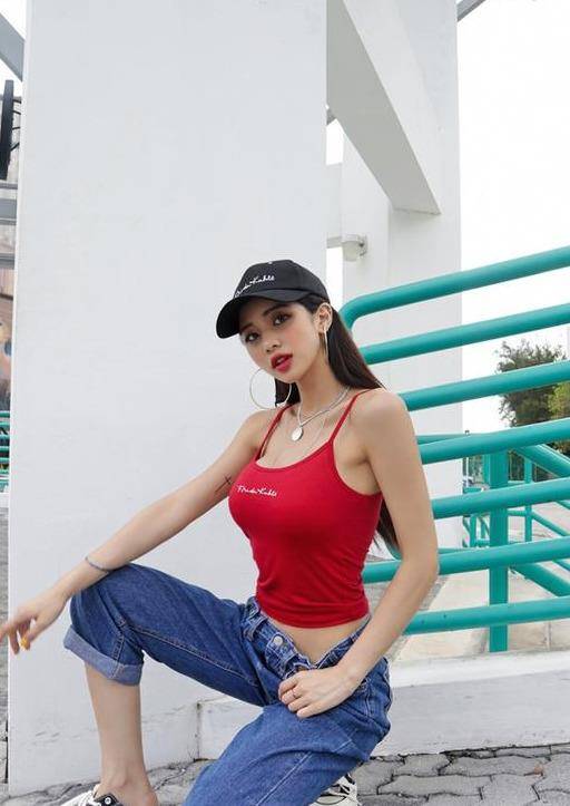 小姐姐穿紧身牛仔裤,突出女性的腰部曲线,并且还具有气质!