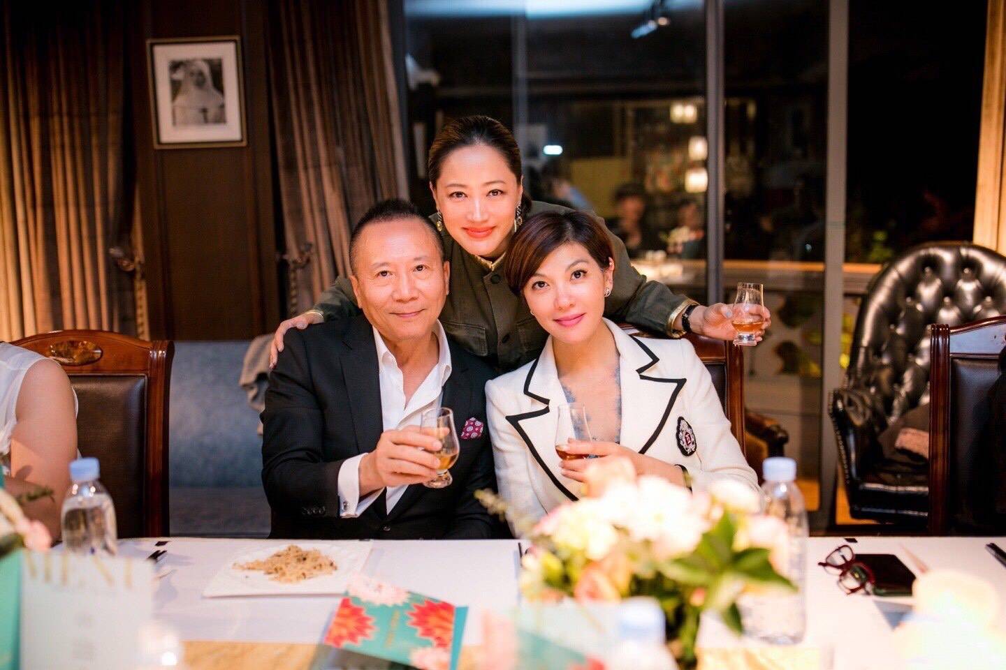 48岁奥运冠军现成美女总裁一次喝光12瓶酒二婚生子入英国籍